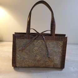 Used Liz Claiborne Purse Very Nice Bag Has A Little Ware But Still Beautiful  .   Size  . 16"×  13"×  5" . 