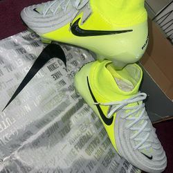 Nike Phantom Luna 2 Elite FG. Size 11.5