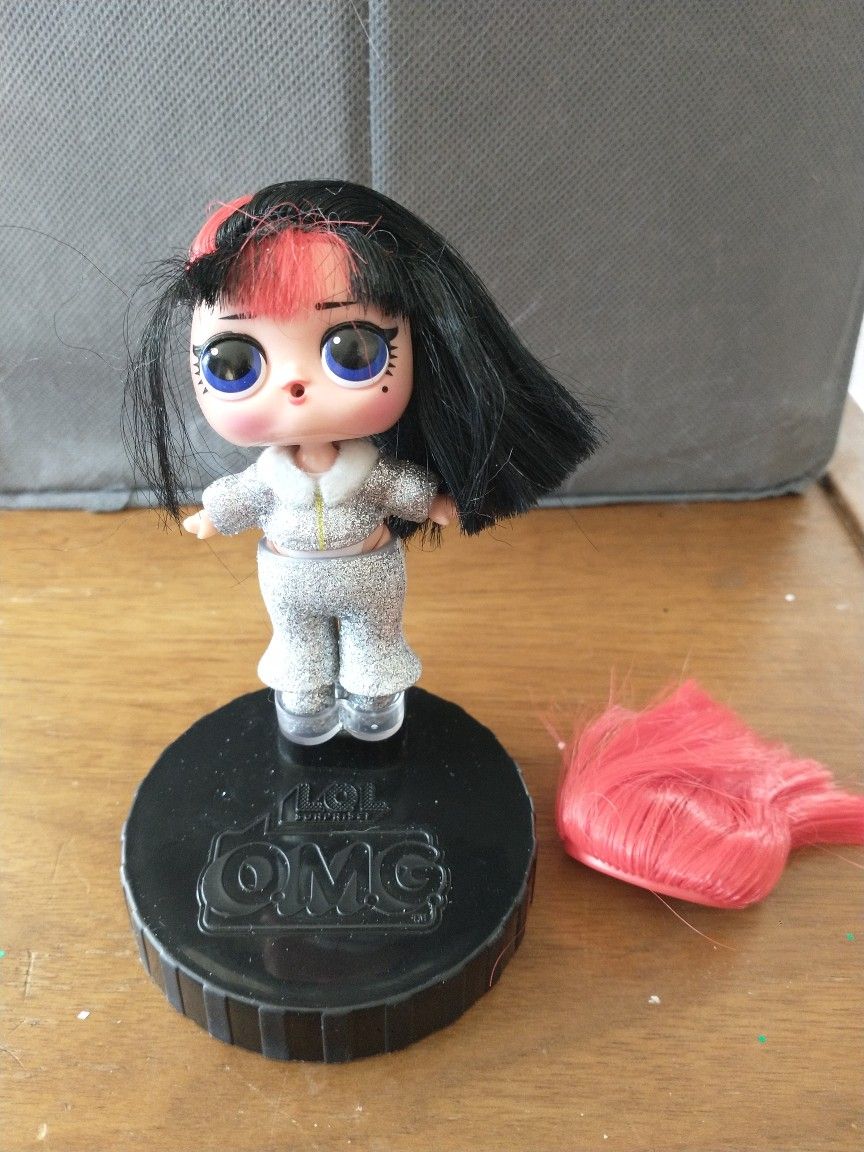 LOL Surprise Blackbelt Hairvibes with one extra red interchangable wig