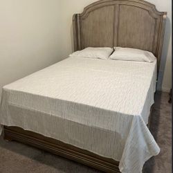 Beautiful Queen Size Bed With Mattress 
