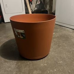 20” Planter With Attached Saucer. 