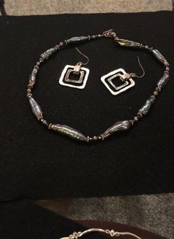 LADIES HANDMADE 17” BLACK FRESH WATER AND BLACK BEAD NECKLACE WITH SILVER AND BLCK SQUARE EARRINGS