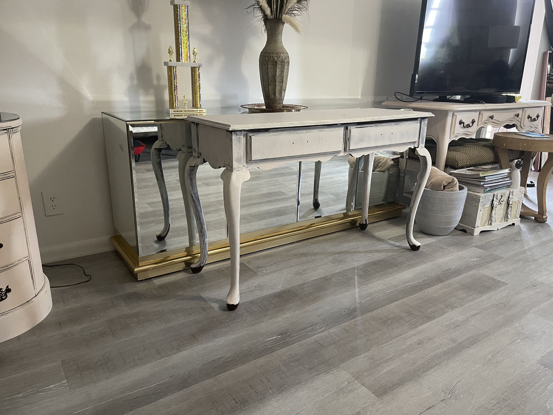 Bombay Entrance Table