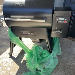 Ironwood 885 Trager pallet smoker like new $$$650 cash
