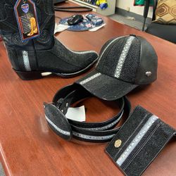 Nuevo set vaquero de botas,cinturón,gorra y cartera de piel original perla completa