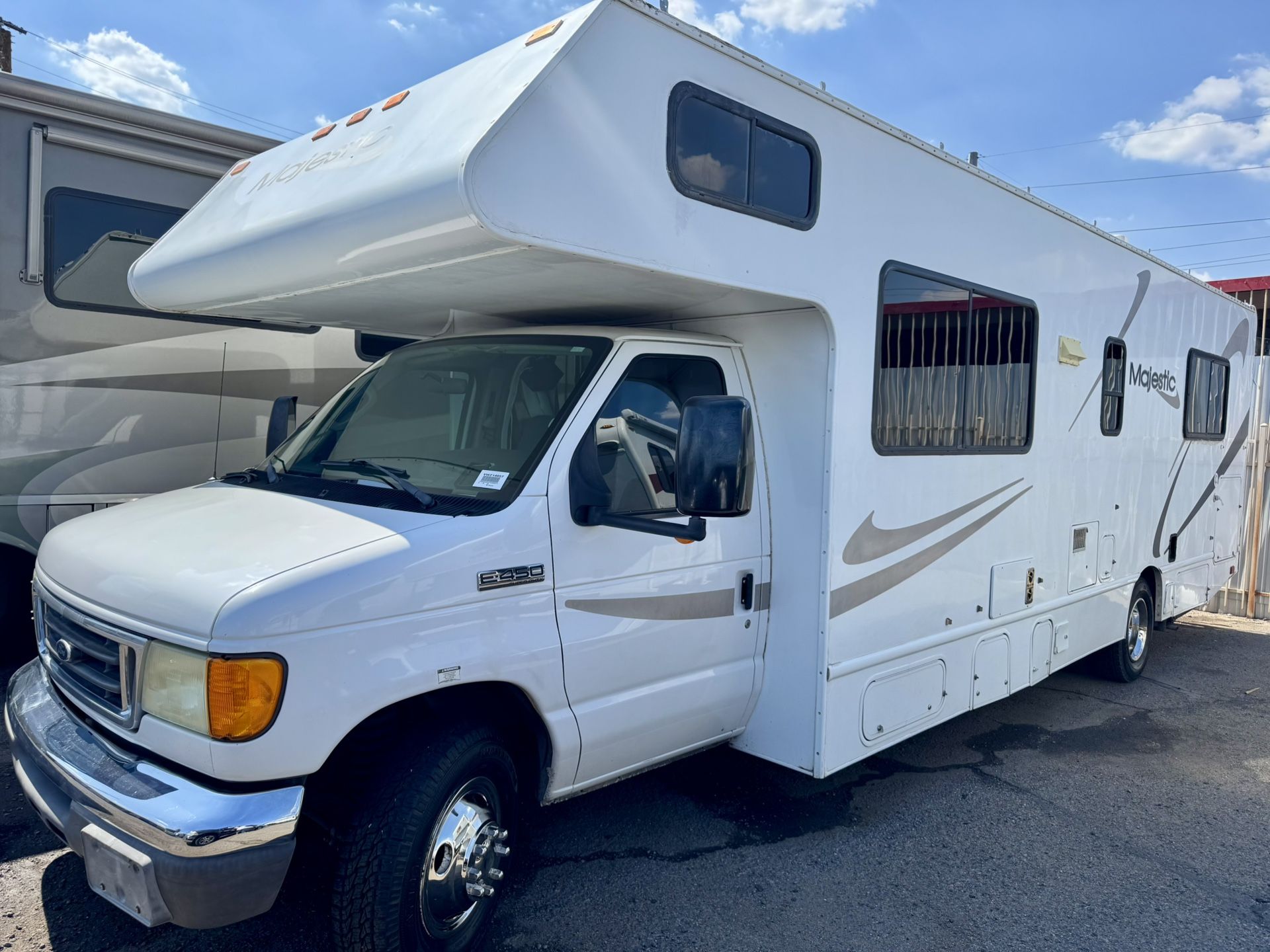 2007 majestic 29ft class C sleeps 8 must see clean title ford V10