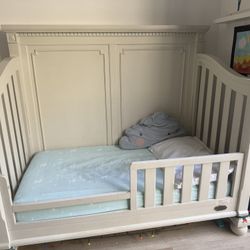 Heidi Klum Truly Scrumptious convertible Crib, Toddler bed (plus the mattress and sheet)