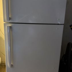 Insignia 18.1 Cu. Ft. Top Freezer Refrigerator