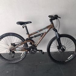 BICYCLE GIANT 27 SPEED EXCELLENT CONDITIONS 