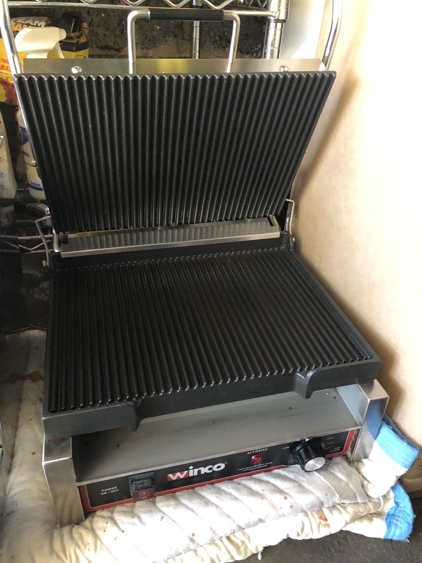 Winco Single Commercial Panini Press w/ Cast Iron Grooved Plates