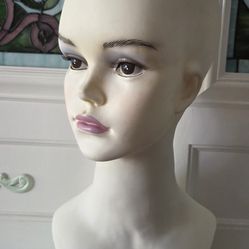Mannequin display for hats or wigs