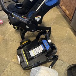 Doona in great shape with base and inserts for infant