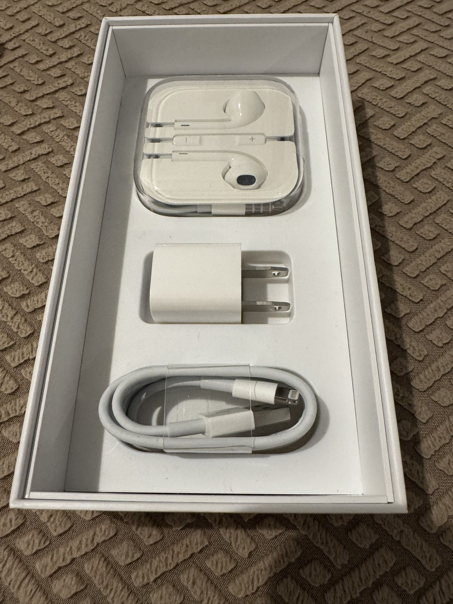 **NEW** 3 GENUINE APPLE ACCESSORIES / HEADSET / LIGHTNING to USB CABLE  / USB POWER ADAPTER