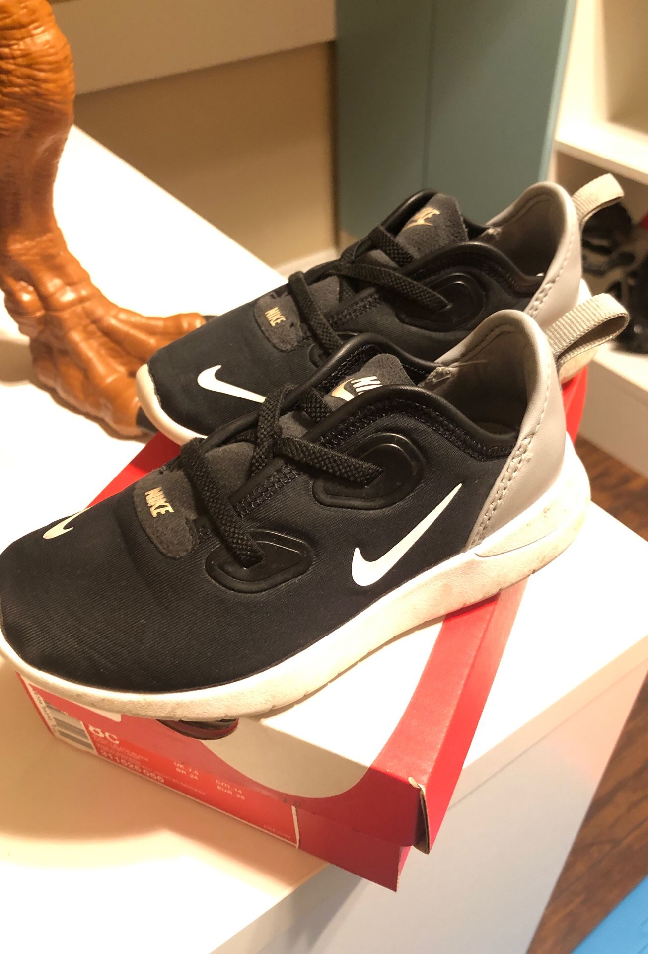 Nike toddles Yenni shoes size 9