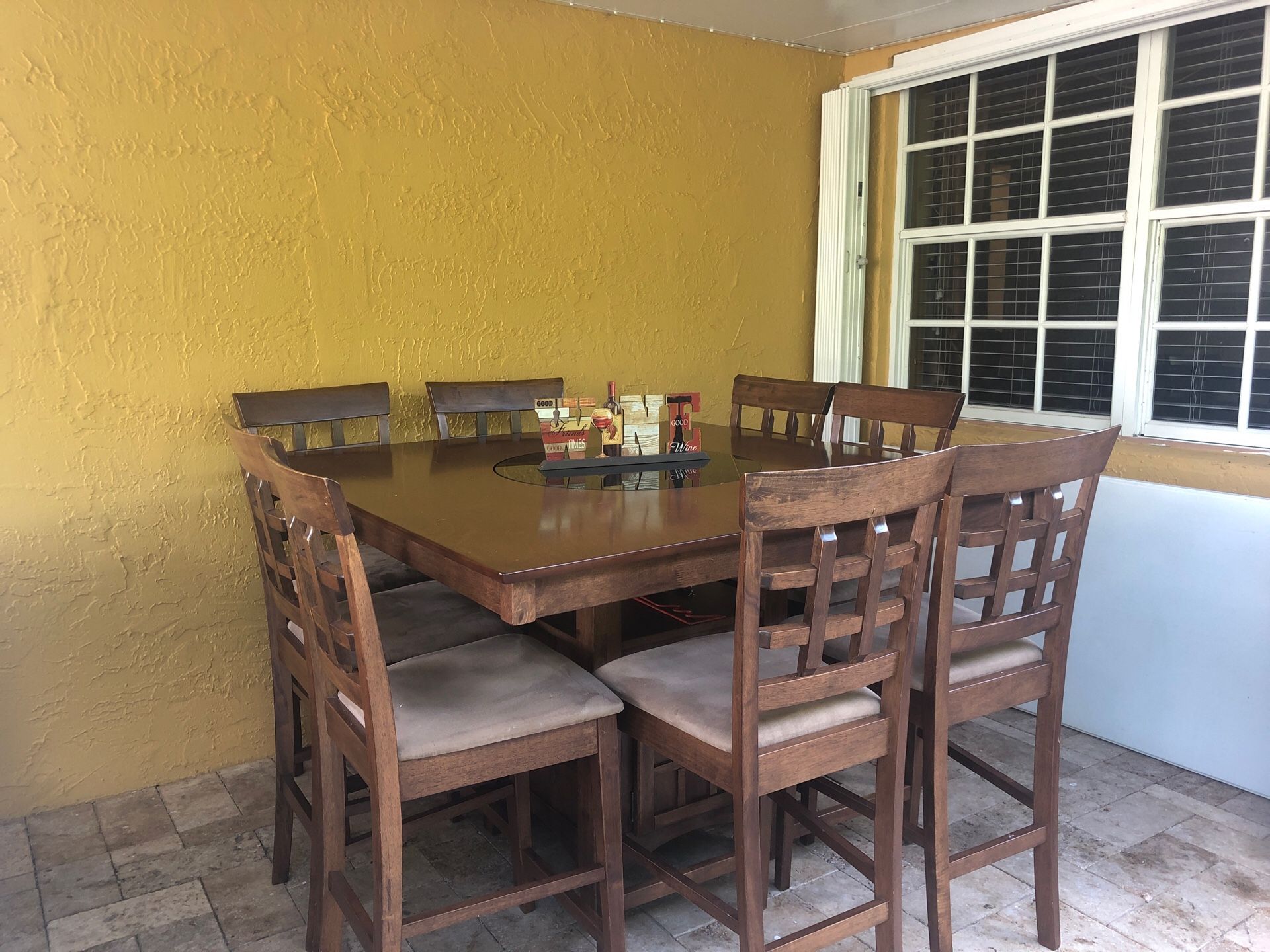 Mesa con 8 sillas.centro da vueltas en redondo para servir