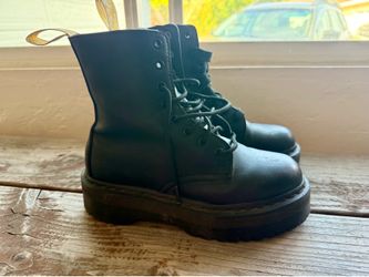 Doc Martens Size 8 (W), 7 (M)