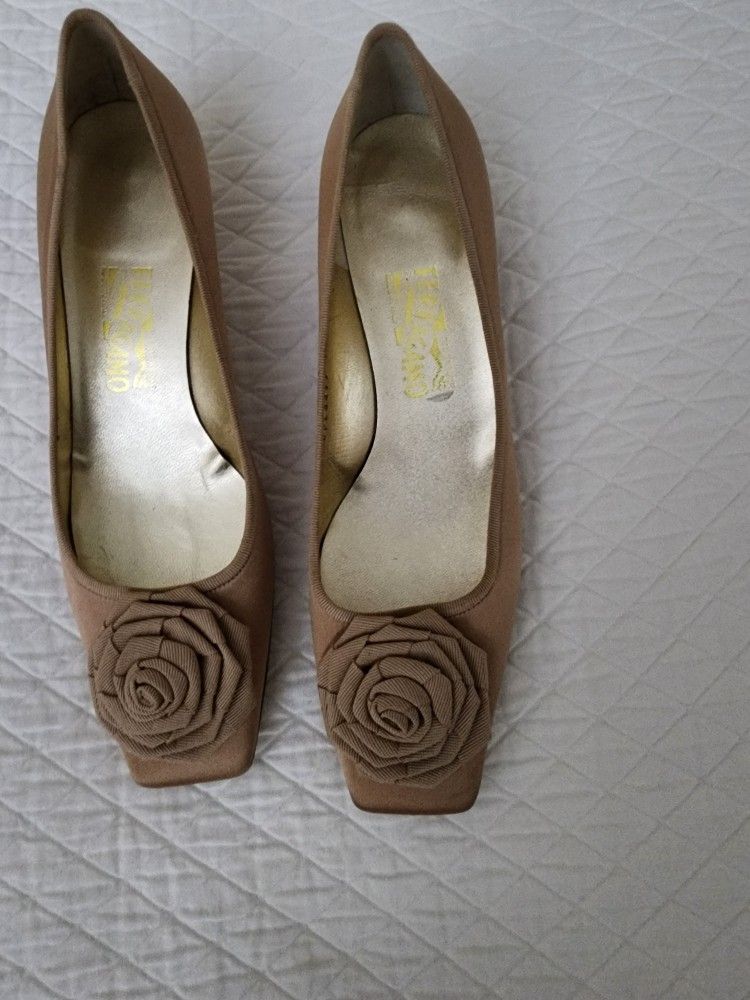 Ferragamo nude  kitten heel.