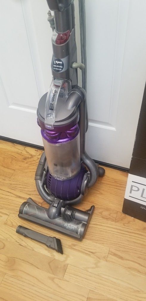 NEW condition DYSON DC 25 , BALL MODEL , AMAZING POWER SUCTION. , WORKS EXCELLENT , IN THE BOX