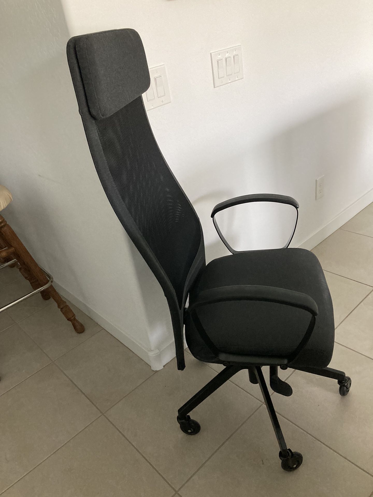 Nice Black Adjustable Office Chair