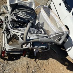 Son Dos Cunas Y Una Carriola Para 2 Niños