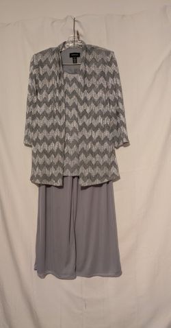 R & M Richards Gray Silver Top With Matching Gray Pants Size 8