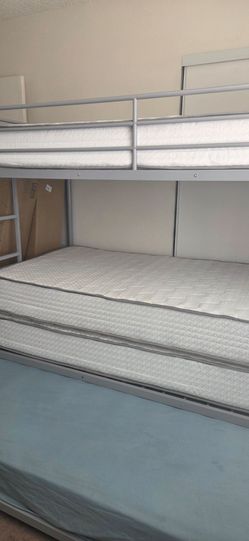 BUNK BED WITH 3 LEVEL WITH MATTRESSES.