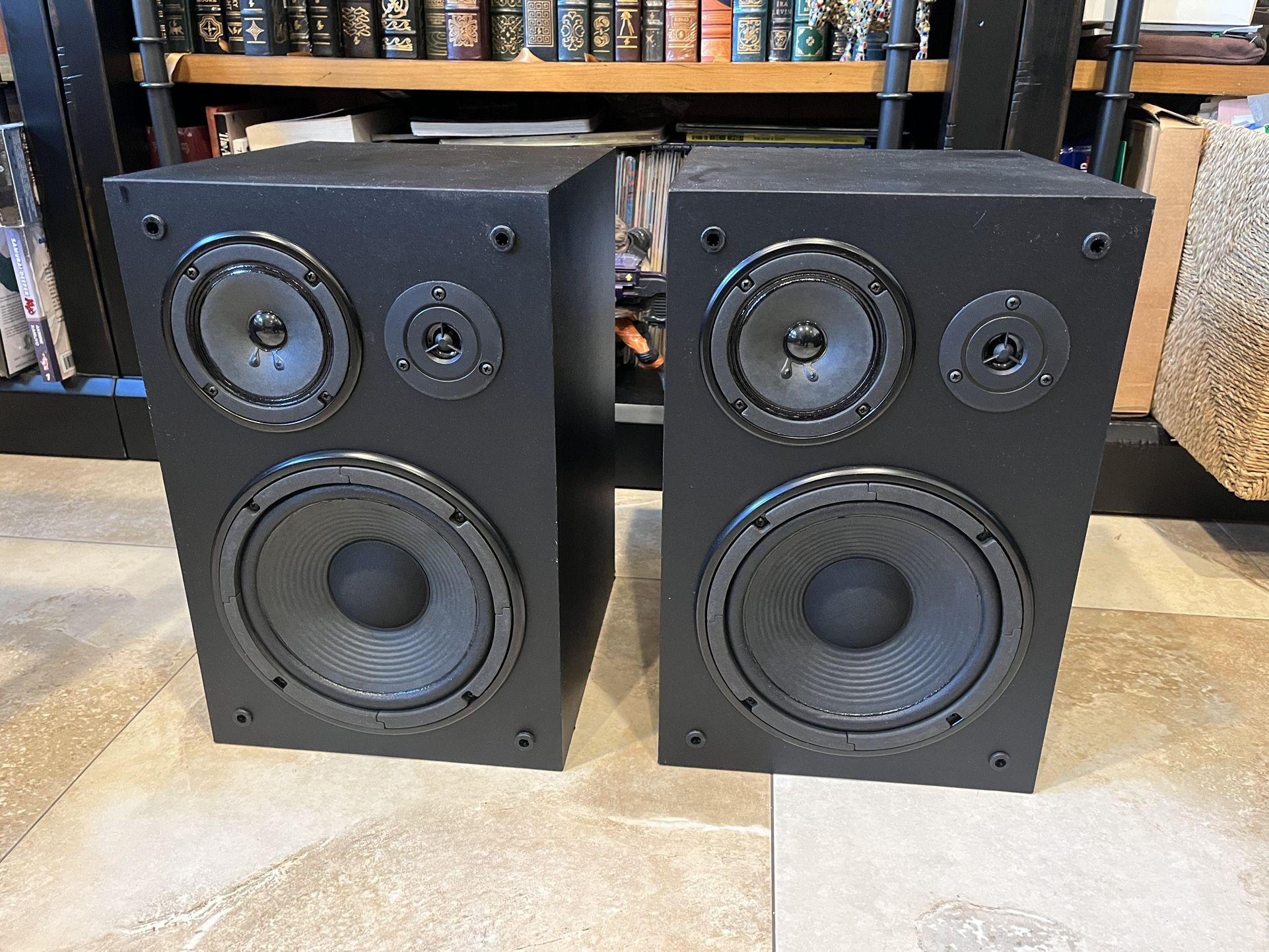(2) Yamaha 8β π 3-way 110w Audiophile Speakers