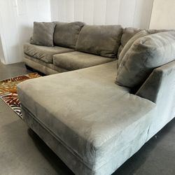 GREY SECTIONAL COUCH W/ FREE DELIVERY 