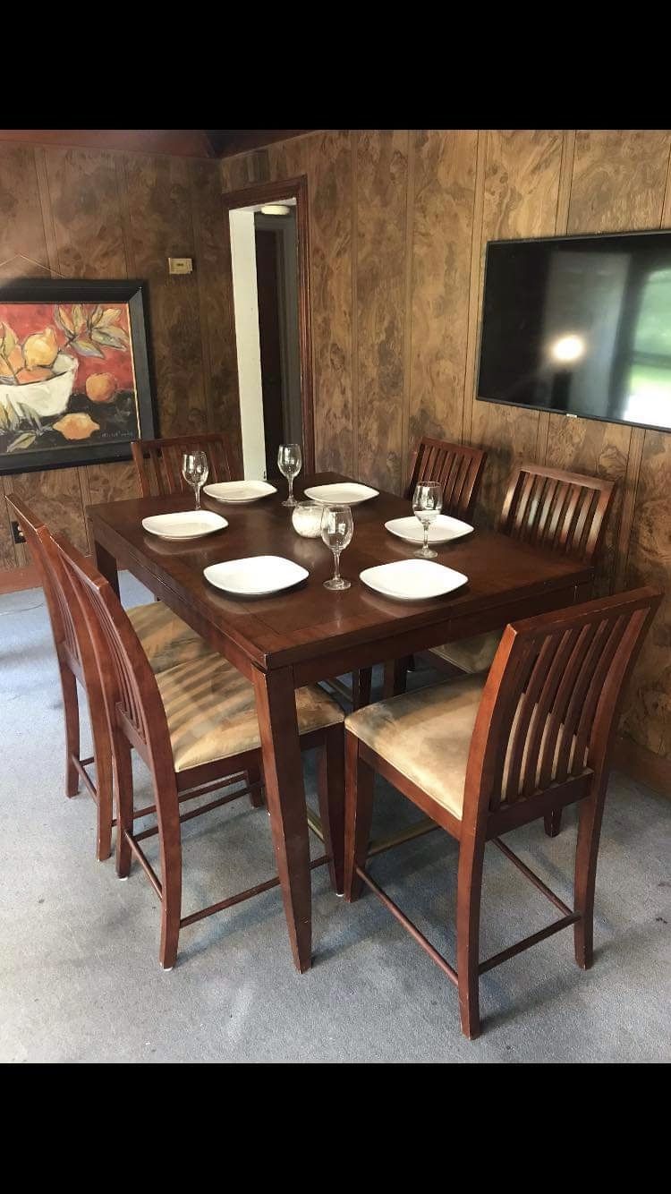 Counter Height Table Set (No Stains , Rips Or Tears) 