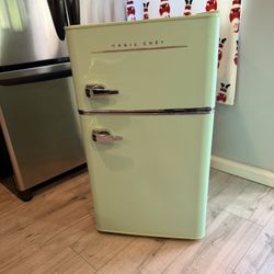 Retro 3.2 cu. ft. 2-Door Mini Fridge in Mint Green 
