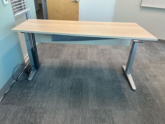 Adjustable electric sit stand desk Steelecase