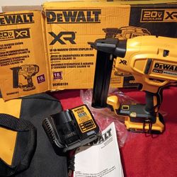 XR 20 VOLT DEWALT BRUSHLESS Pistola De Grapas 18 Ga Kit Completo $270