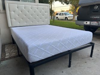 CAMA QUEEN SZ CABECERA DE TELA COOOR BEIGE PLATAFORMA DE METAL Y COLCHÓN MEMORY FOAM USADA BUENA CONDICIÓN 