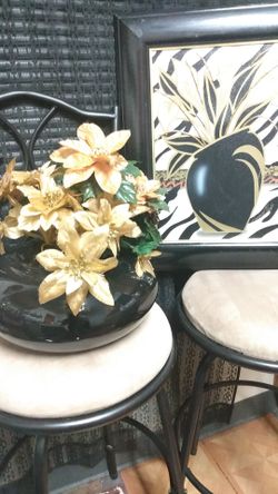 😀 $35.00 beautiful black/gold glitter flower picture 17' width x 21' long Includes Gold flowers in black round vase.