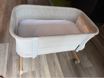 Skip Hop Cozy-Up 2-in-1 Bedside Sleeper and Bassinet, Grey