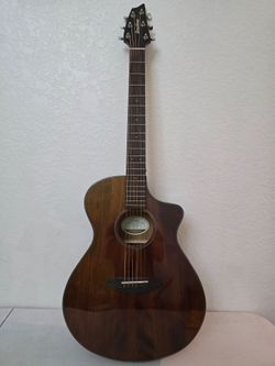 ​Breedlove Discovery Concert MHCE Acoustic-Electric Guitar + Gig Bag