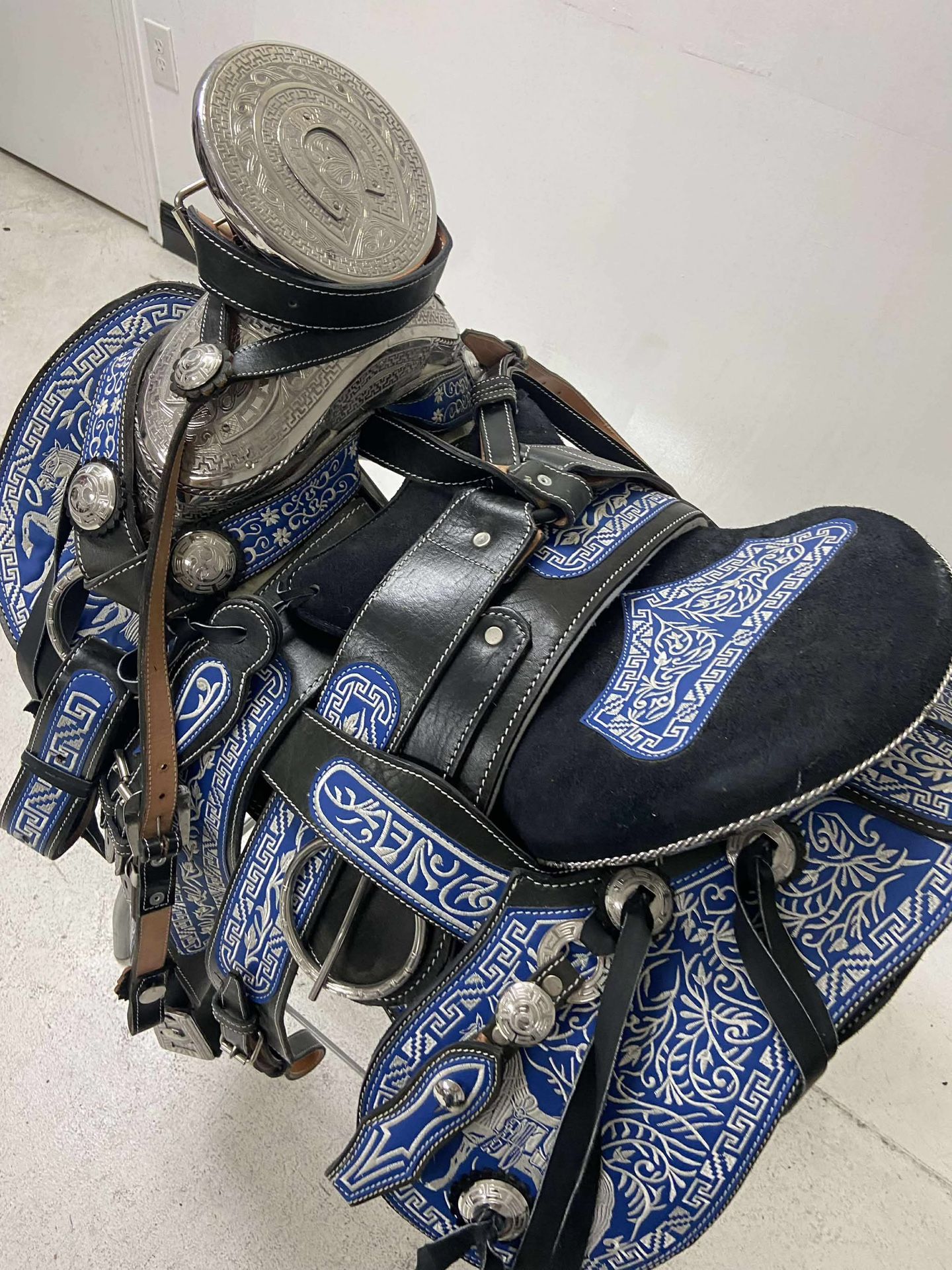Montura charra súper bordada con Herrage y fuste plateado completo