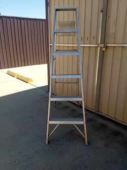 ALUMINUM LADDER.