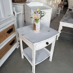 Accent / Side / End Table