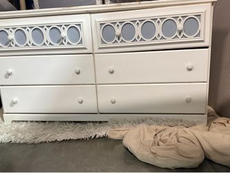 Used shabby White 6-Drawer Dresser