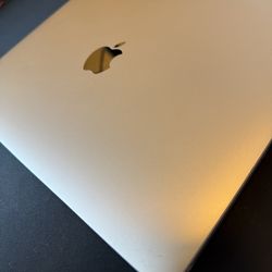 2017 MacBook 12” 1.2ghz 8gb 256gb (RETINA)