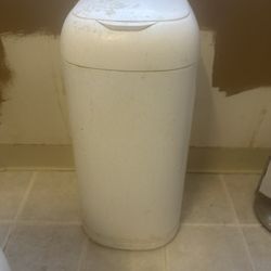 Diaper Genie/ Replacement Bags (2)