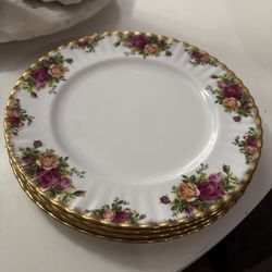 Set Of 4 Vintage Royal Albert Old Country Roses dinner plates