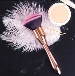 Big Kabuki Makeup Brush for Foundation, Blush, Bronzer, Highlight