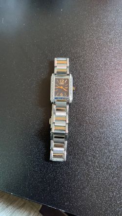 reloi para dama Citizen Eco-Drive de la colección Palidoro (con esfera rectangular y bisel decorado con cristales o diamantes, similar a las variantes