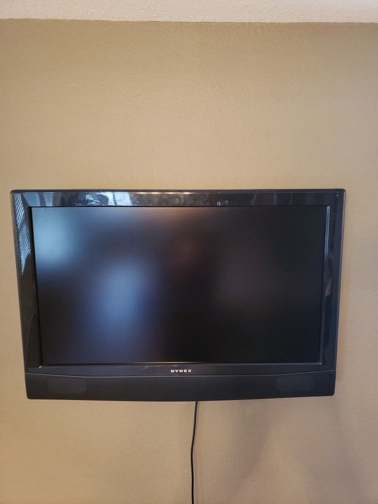 40 Inch Dynex Flat Screen TV With Wall Mount And Remote