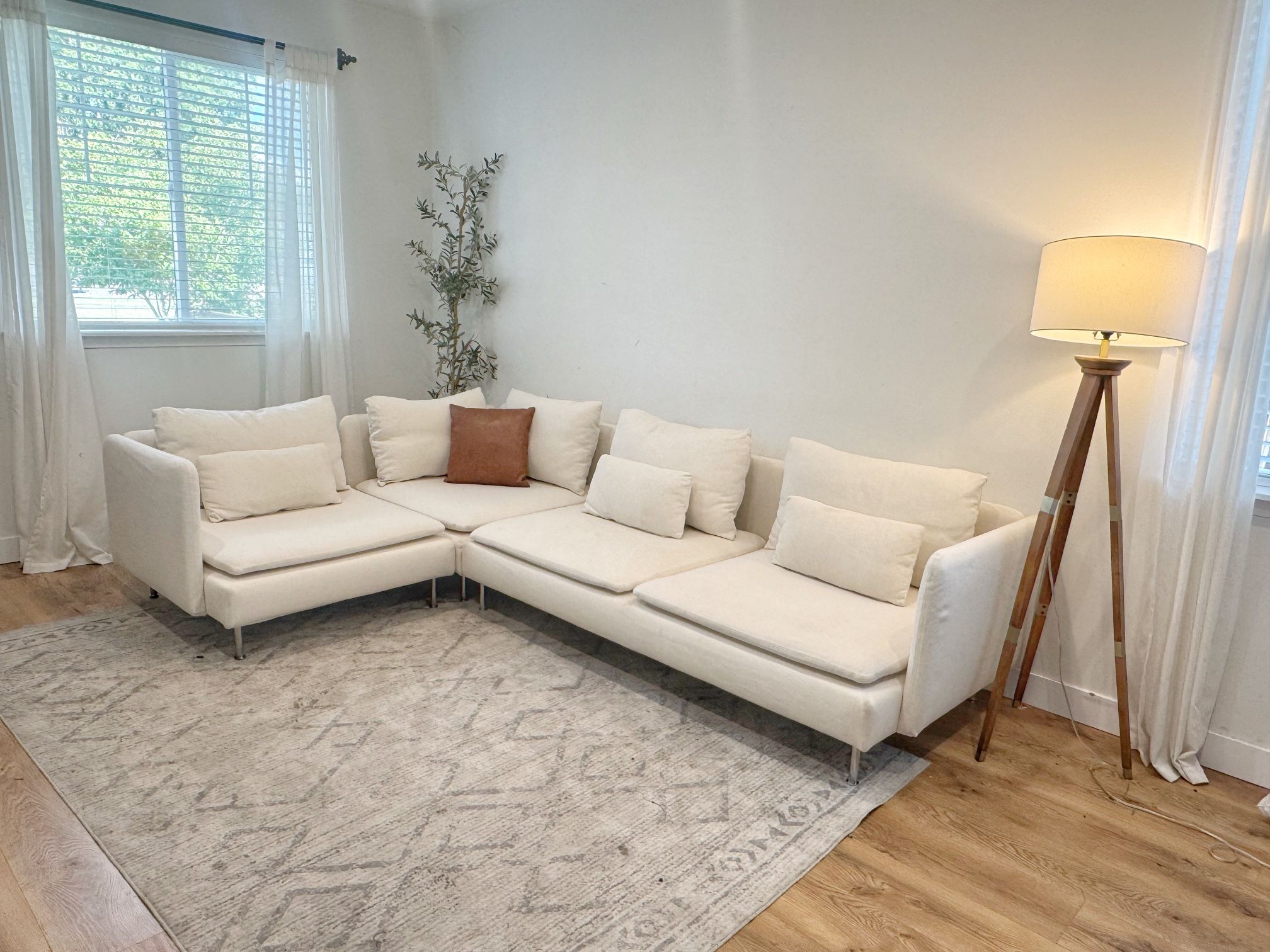 Beautiful Sectional Couch DELIVERY AVAILABLE