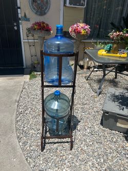 Soporte para galones de agua