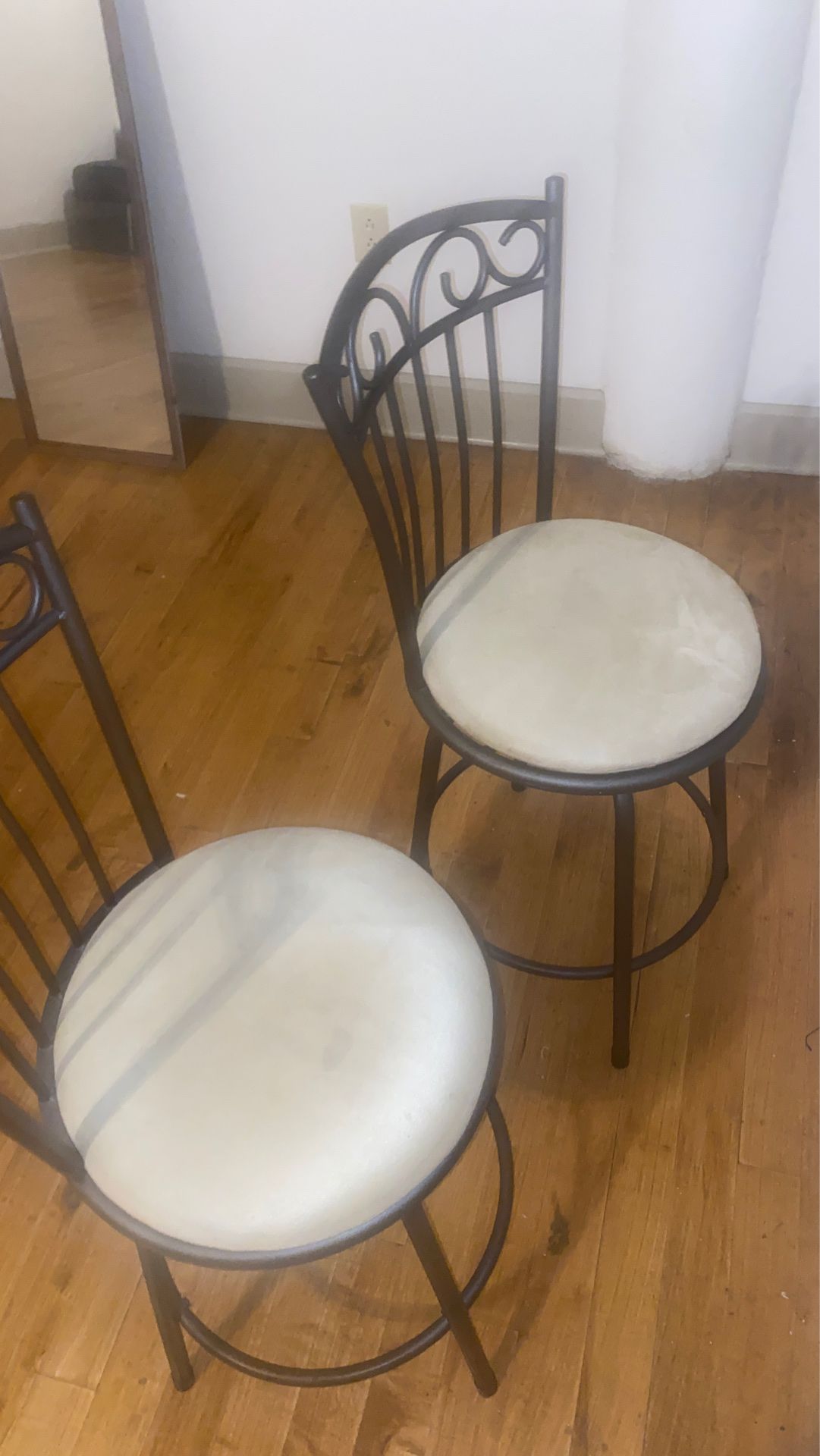 2 bar stool chairs