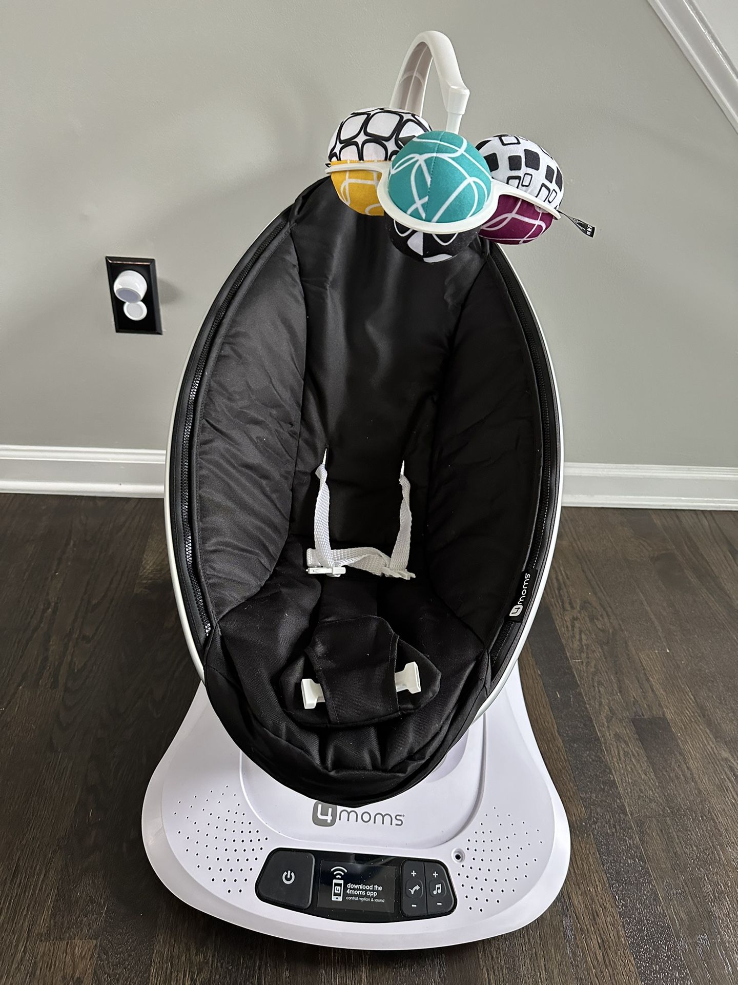 mamaRoo 4 multi-motion baby swing – with strap fastener